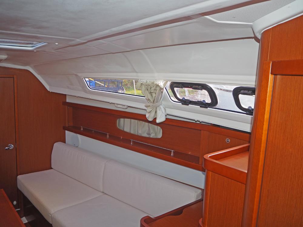 Saloon, Accommodation